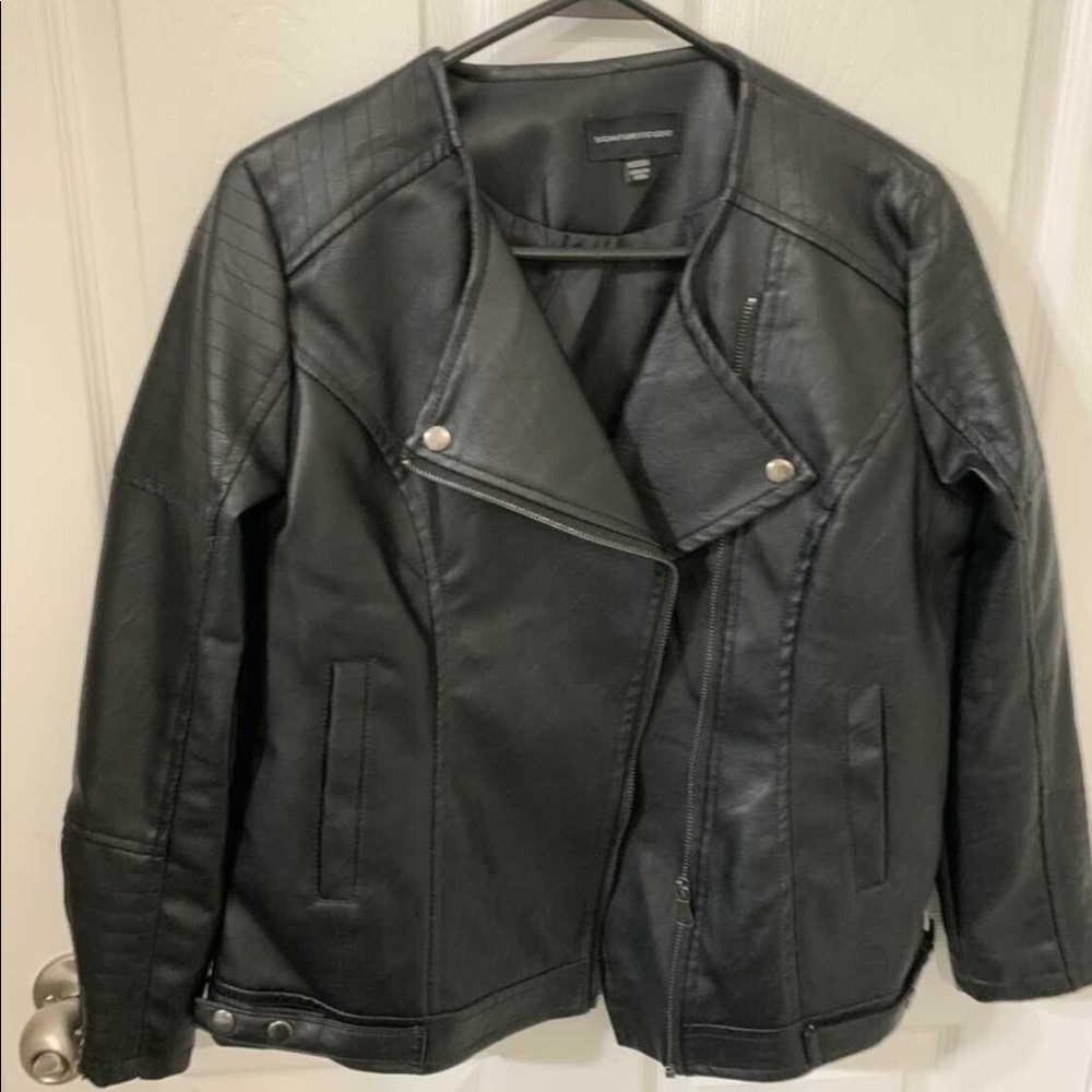 EUC Sigbature Studio black faux leather jacket